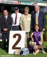 Reserve Best in Show - CACIB Luzern 2003 - Ich. Gessi Modr kvt, maj. Brychtov Libue, chovatel Ji Pospil, rozhod Hans W. Mller a Elsbeth Clerc - vcarsko. Ten pn vlevo v tmavm obleku je Yves de Clerc, sekret FCI.