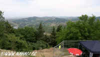 Výhled z místa konání výstavy - pod námi San Marino, v dálce moře a přímořská rekreační letoviska.