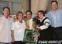 Majitel drží za rameno manželku prezidenta GKC pana Jose Requeny, známou chovatelu čivav