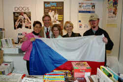 Our Dogs show team in Poznan 2006: Lenka Klmov (CZ), Libby Brychtov (CZ), Claudia Nowak (E), manager director Vince Hogan, Jeff and Hanus Brychta (Photographer making this photo, CZ). Pracovat pro noviny s 5,5 miliony ten je pkn prce...